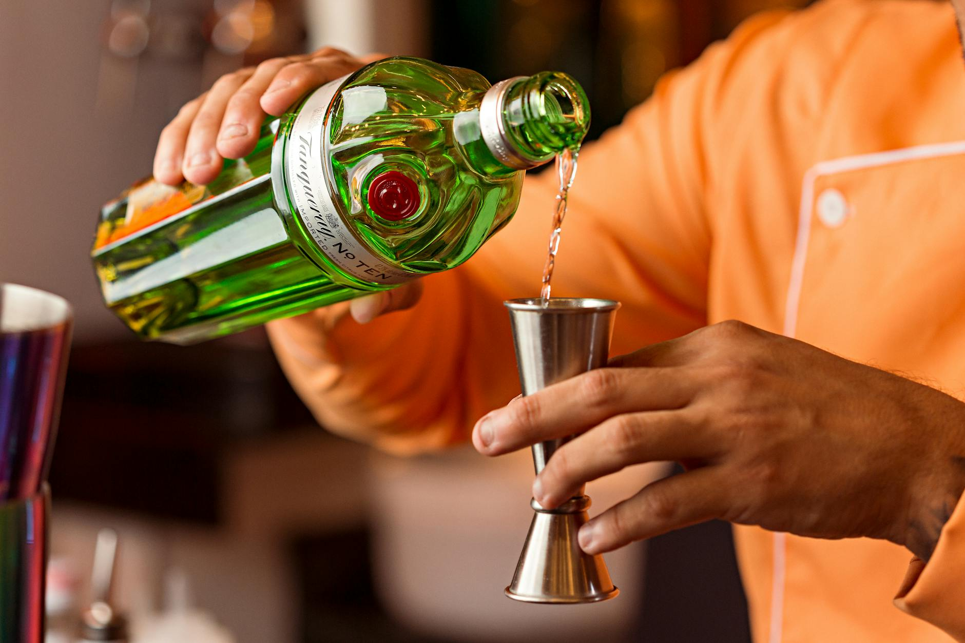 cocktail preparation bartender