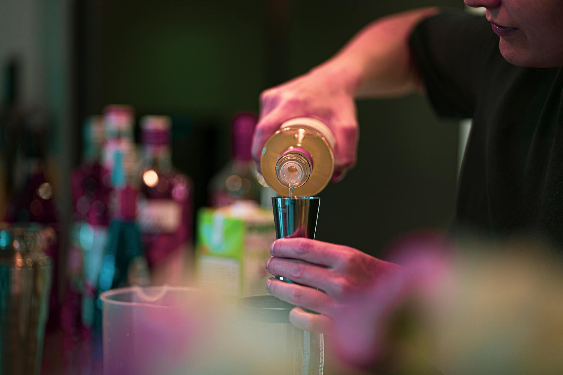 cocktail preparation bartender